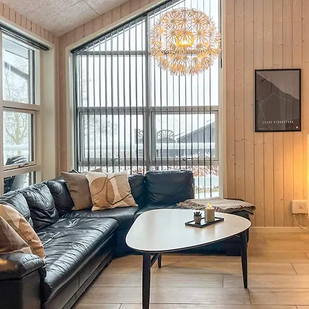 8 Person In Roslev-by Traum